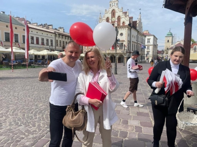 Rzeszów, Biało-czerwone flagi i upominki od Elżbiety Łukacijewskiej dla mieszkańców Rzeszowa z okazji Dnia Flagi Rzeczypospolitej